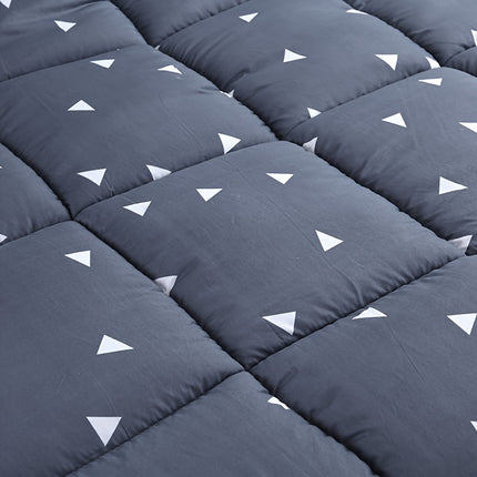 Traditional Reversible Geometric-Pattern Quilt – All-Season Comforter