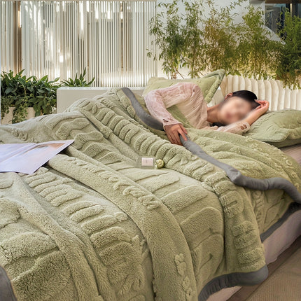 Cozy All-Season Fleece Blanket - Soft & Warm Comfort  (Pillowcase Not Included)